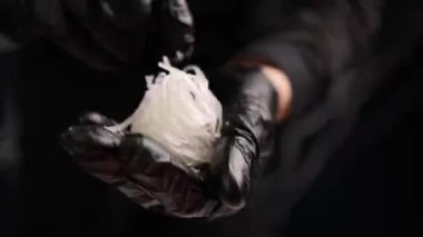 Şef lezzetli somon ruloları pişiriyor. Japon mutfağı.