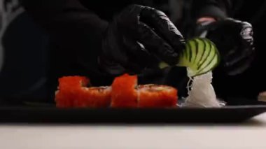 Şef lezzetli somon ruloları pişiriyor. Japon mutfağı.