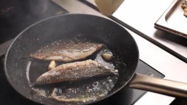 Mutfakta, kızartma tavasında balık kızartıyordum.