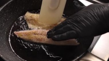 Mutfakta, kızartma tavasında balık kızartıyordum.