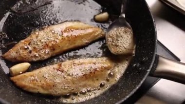 Mutfakta, kızartma tavasında balık kızartıyordum.