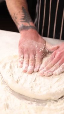 Pizzaola bir restoranda lezzetli pizza yapar.