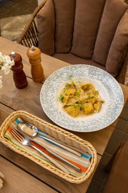 Etli makarna nefis. Üst görünüm