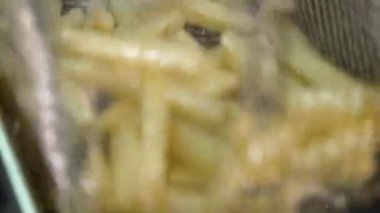 fast food. Patates kızartması pişiyor. Yakın plan.