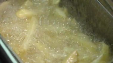 fast food. Patates kızartması pişiyor. Yakın plan.