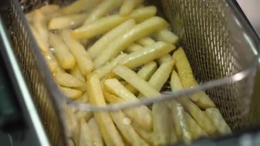 fast food. Patates kızartması pişiyor. Yakın plan.
