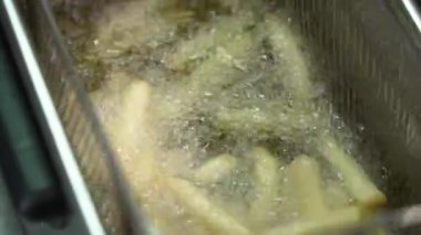 fast food. Patates kızartması pişiyor. Yakın plan.