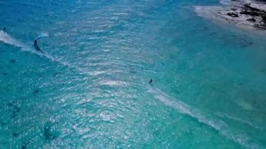 Rosignano Solvay İtalya, 12 Haziran 2023: Mavi ve temiz suyu olan bir denizde uçurtma uçuran bir sporcunun havadan çekimi