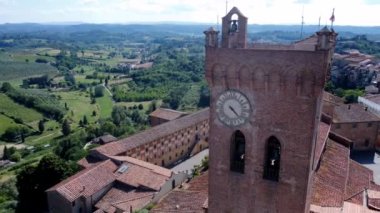 Toskana, San Miniato 'daki Torre di Matilde çan kulesinin yakın çekim görüntüsü.