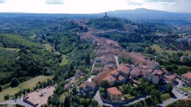 San Miniato 'nun Toskana' daki hava manzarası. Şehri ve çevresindeki manzarayı görebilirsiniz.