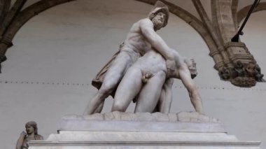 Floransa 'daki Palazzo Vecchio' nun sağındaki loggias 'ta bulunan Patroclus' u destekleyen Menelaus 'un Roma heykelinin genel görünümü