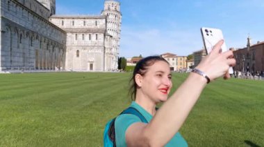 Pisa İtalya, Mayıs 06: Pisa Katedrali önünde akıllı telefonuyla selfie çekerken gülümseyen bir turist