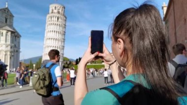 Pisa İtalya, Mayıs 06 2023: Eğik Pisa Kulesi 'ni akıllı telefonuyla fotoğraflayan bir turist
