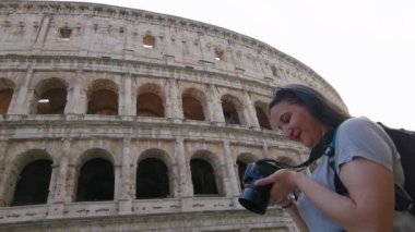 Roma, İtalya 12 Mayıs 2023: Kolezyum 'u fotoğraflayan bir kız turist Roma' yı ziyaret ediyor