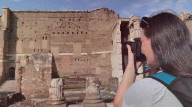 Roma, İtalya 12 Mayıs 2023: Roma 'daki Trajan Forumunda fotoğraf çeken bir turist