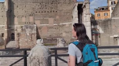 Roma, İtalya 12 Mayıs 2023: Trajan Forumu 'nu ziyaret ederken Roma' yı ziyaret eden bir kız fotoğrafı çekmek için duruyor