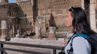 Roma, İtalya 12 Mayıs 2023: Trajan Forumu önünde yürüyüş yapan bir kız Roma 'yı ziyaret ediyor