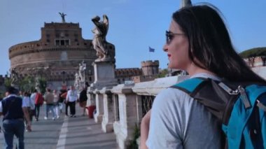 Roma, İtalya 12 Mayıs 2023: Roma 'daki Castel Sant' Angelo köprüsü boyunca yürüyen bir kadın