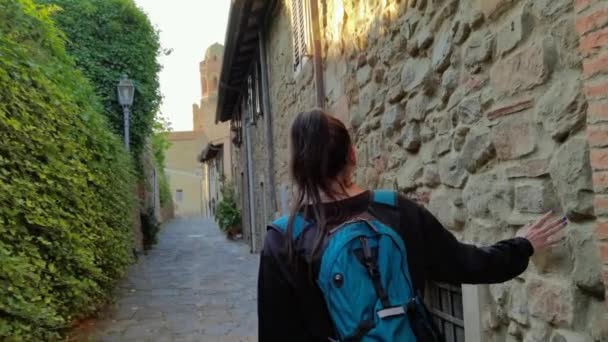 Turistka Procházející Ulicemi Starobylého Města Castiglione Della Pescaia — Stock video