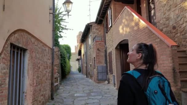 Ein Touristenmädchen Mit Einem Rucksack Auf Der Schulter Beim Spazierengehen — Stockvideo