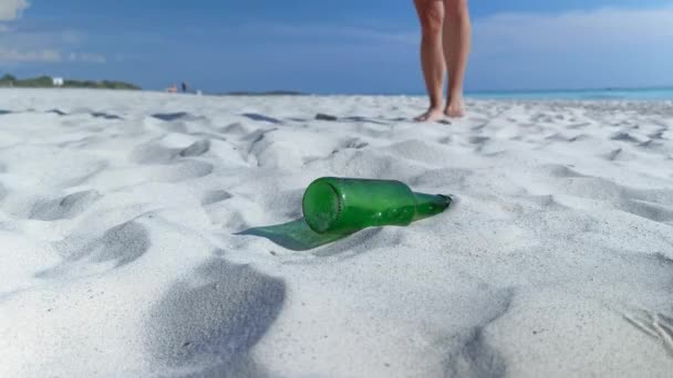 Дівчина Яка Збирає Зелену Скляну Пляшку Очищаючи Білий Пляж Від — стокове відео