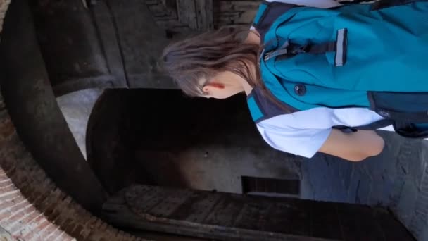Een Meisje Loopt Binnen Muren Van Een Oude Stad Van — Stockvideo