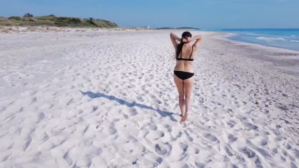 Una Chica Traje Baño Descalza Mientras Camina Una Playa Blanca — Vídeos de Stock