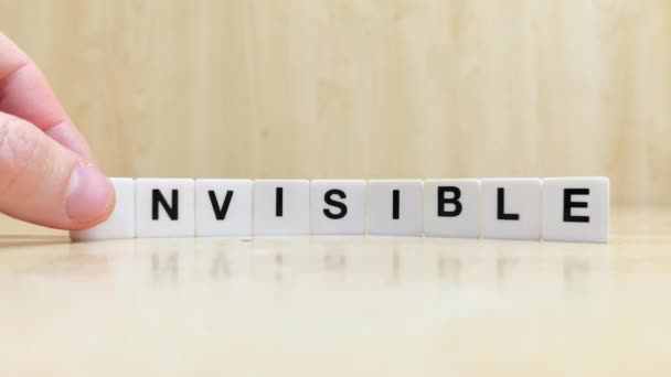 Uma Mão Que Transforma Palavra Invisível Palavra Visível Usando Azulejos — Vídeo de Stock