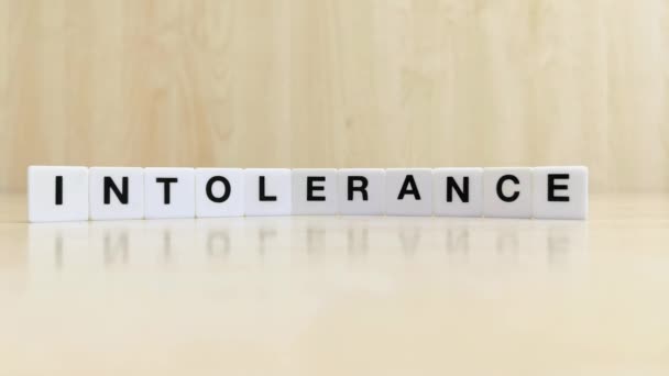 Ruka Která Přetvoří Slovo Netolerance Slovo Tolerance Pomocí Bílých Dlaždic — Stock video