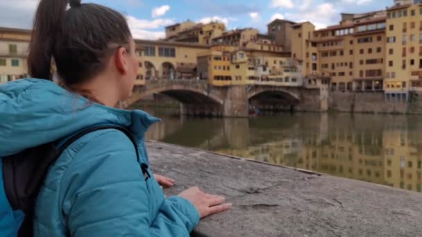 Tourist Girl While Visiting City Florence Stops Observe Famous Ponte — Stock Video