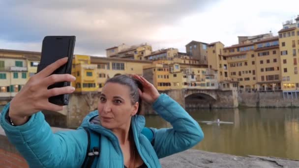 Una Turista Visita Firenze Selfie Con Suo Smartphone Davanti Famoso — Video Stock