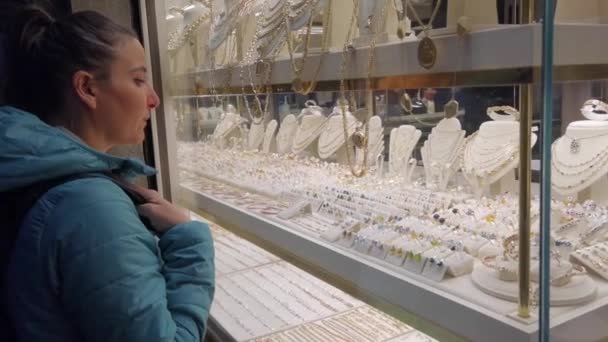 피렌체 이탈리아 11월 2022 소녀가 베키오에 위치한 가게의 창문을보고있다 — 비디오