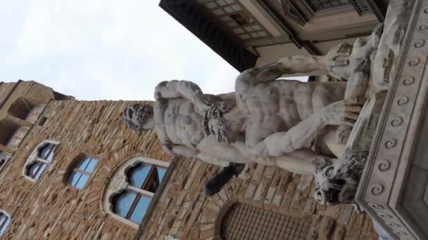 피렌체 시뇨리아 시뇨리아의 베키오 위치한 헤르술과 카쿠스의 동상의 파노라마 — 비디오