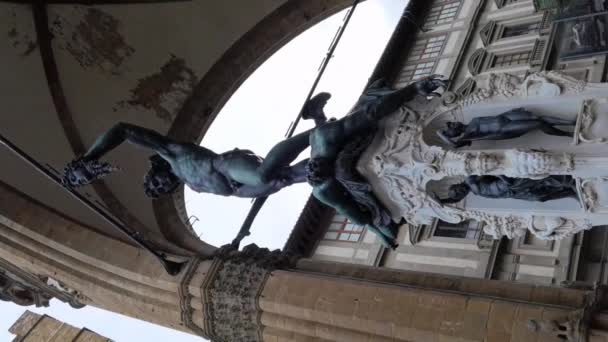 佩索斯铜像位于佛罗伦萨的De Signoria广场 手上拿着美杜莎的头像 — 图库视频影像