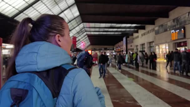 Florence Italië November 2022 Een Toeristisch Meisje Dat Tijdens Een — Stockvideo
