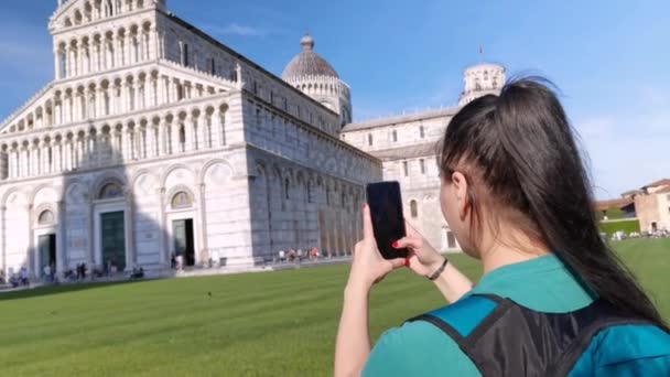 Pisa Italien Mai 2023 Eine Touristin Fotografiert Mit Ihrem Smartphone — Stockvideo
