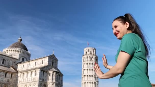 Pisa Italien Maj 2023 Turist Flicka Medan Poserar För Att — Stockvideo