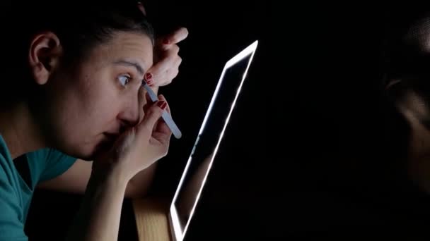 Kaşlarını Cımbızla Sıkarken Aynanın Karşısında Duran Bir Kızın Yakın Çekimi — Stok video
