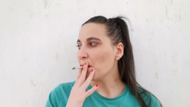 Close Perspective Video Girl Face While She Smoking Cigarette — Stock Video