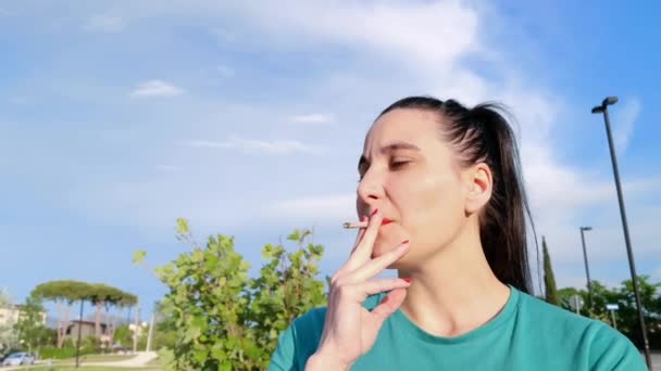 Vídeo Destaque Onde Vemos Uma Garota Enquanto Fuma Cigarro Sol — Vídeo de Stock