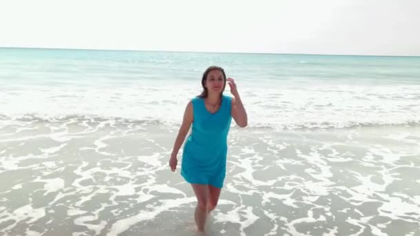 Una Ragazza Piedi Torna Spiaggia Dall Acqua Con Vestito Azzurro — Video Stock