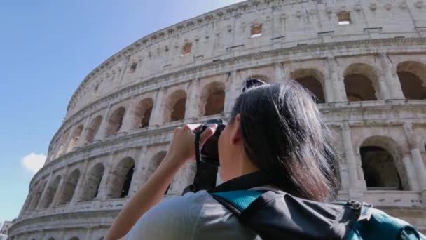 Una Chica Turista Tomando Una Foto Coliseo Mientras Visita Roma — Vídeos de Stock