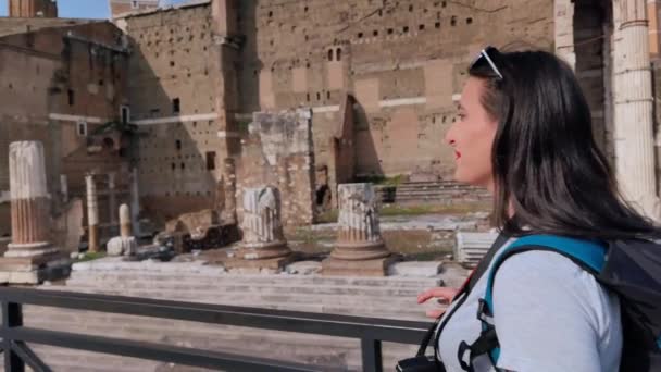 Rzym Włochy Maja 2023 Dziewczyna Odwiedzająca Rzym Podczas Spaceru Przed — Wideo stockowe