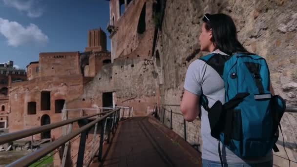 Uma Mulher Enquanto Caminha Uma Visita Guiada Dentro Fórum Trajano — Vídeo de Stock