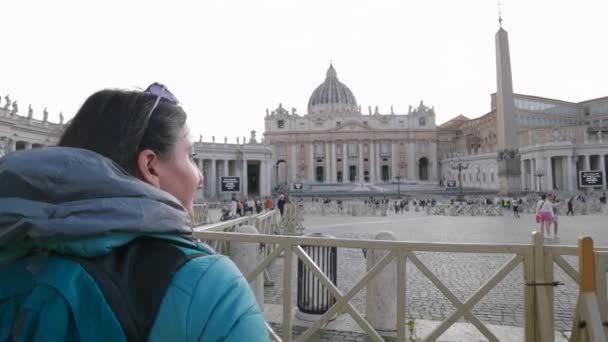 ローマ イタリア 2023年5月12日 バチカン市内に位置するセントピーターズバシリカに向かって歩くセントピーター広場全体を見学する少女 — ストック動画