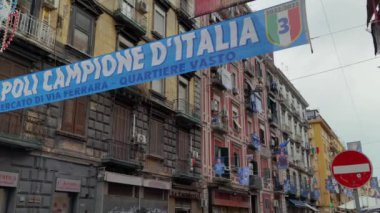 Napoli, İtalya - 19 Mayıs 2023: Napoli İtalya şampiyonu, Napoli 'nin bir sokak ve bir binadan diğerine asılı duran bir sokak