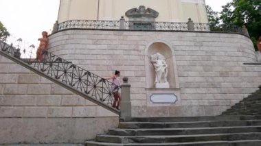 San Miniato Toskana 'da kilisenin önünde yürüyen bir kız.