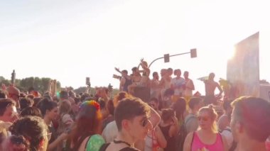Florence Italy, 8 Temmuz 2023: Gay Onur Yürüyüşü sırasında dans eden bir grup insan ve şovmen