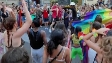 Florence Italy, 8 Temmuz 2023: LGBT temalı bir adam Gay Onur etkinliğinin geçit töreni sırasında dans ediyor ve insanları eğlendiriyor