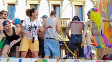 Florence Italy, 8 Temmuz 2023: Bir grup şovmen, Gay Onur Yürüyüşü sırasında şamandıranın üstünde gülerek eğleniyor
